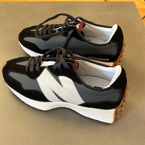 New Balance 327 black/Grey/white w natural gum bottons